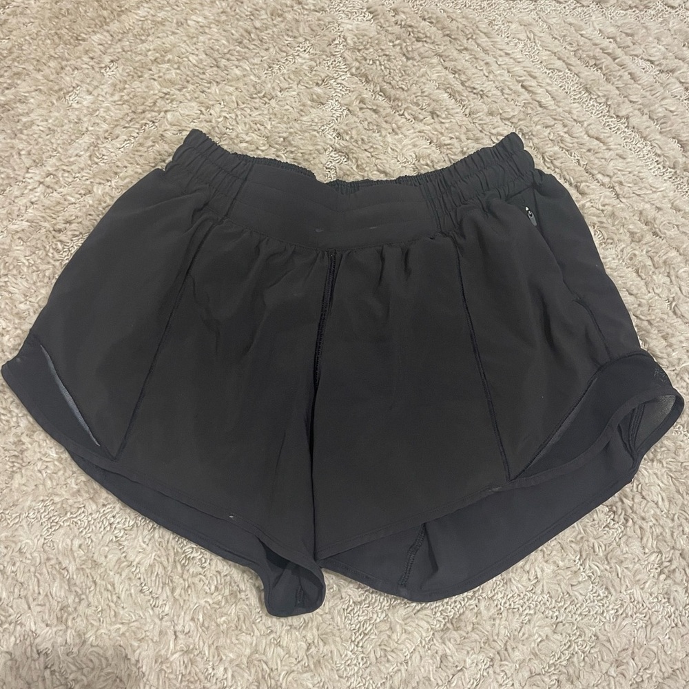 Lululemon Athletica Black Hotty Hot 4in Mid Rise Shorts size 6